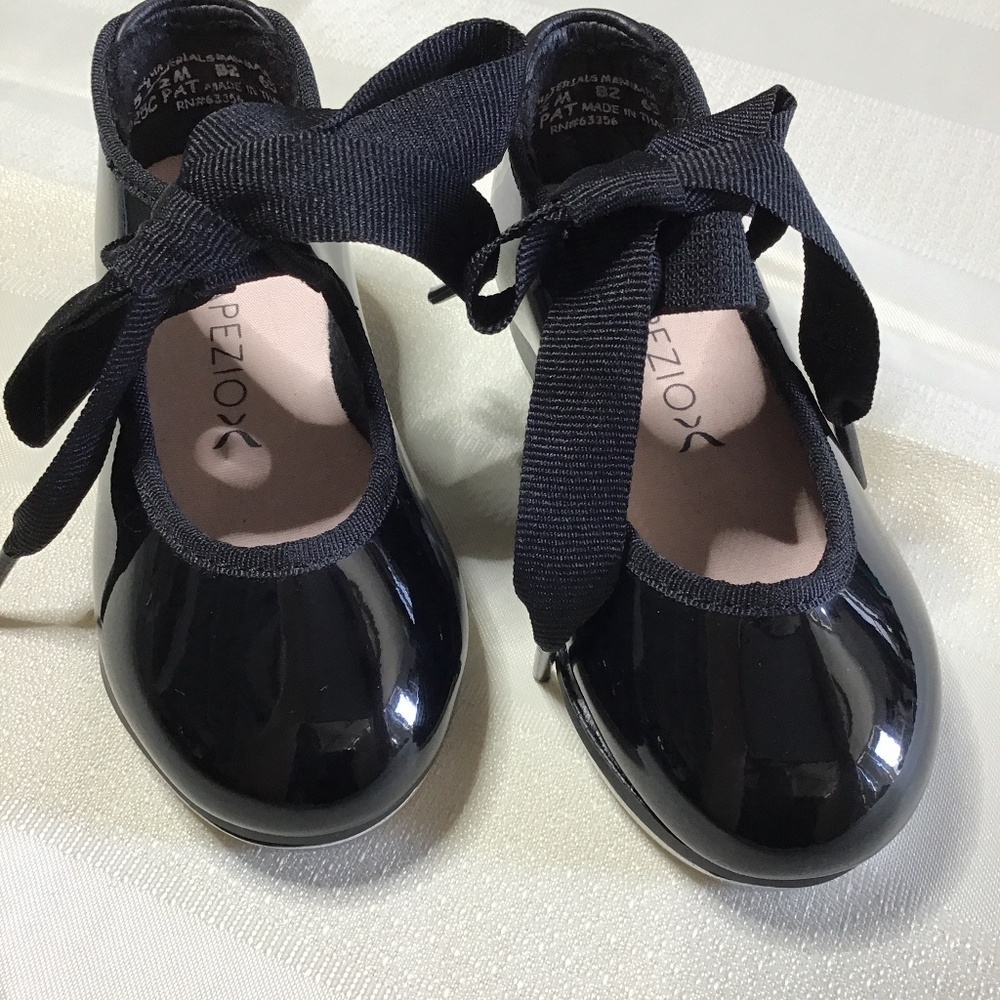 Capezio, Classic Mary Jane Black Patent Tap Shoe, Toddler size 5.5 med.